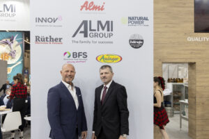 Alexander Mittermayr (li.), Eigentümer und Geschäftsführer der Almi GmbH mit Geschäftsführer Karl Reingruber. © Matthias Wenger