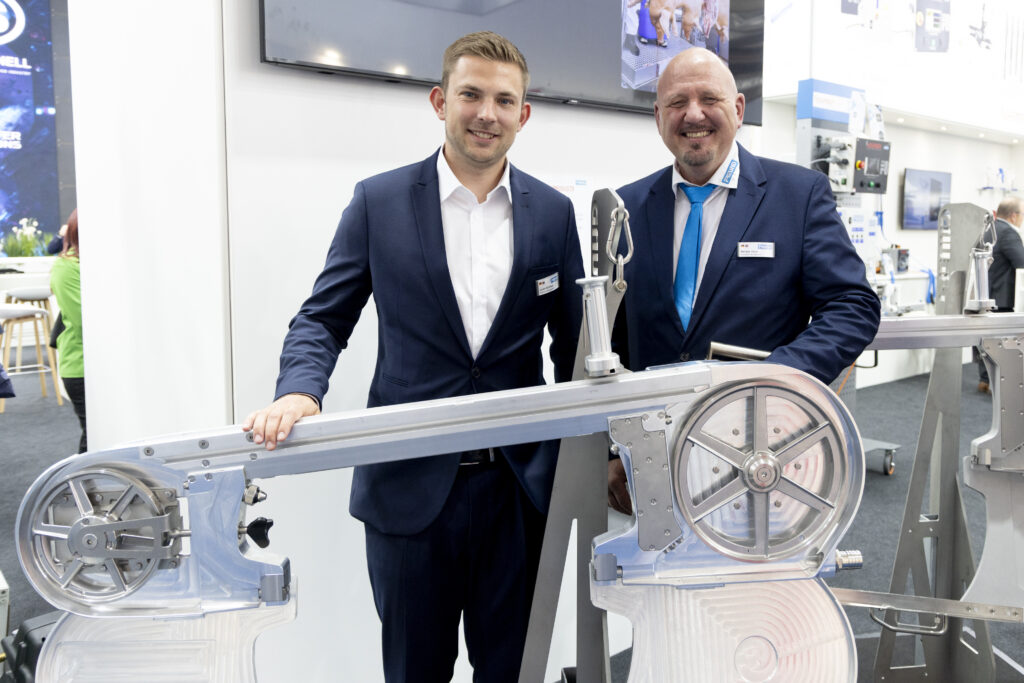 Jonas Dahlhaus (li.), Konstrukteur und Projektleiter, präsentierte stolz eine Neuentwicklung, die gemeinsam mit Markus Gaus – dem Ansprechpartner für den österreichischen Markt. © Matthias Wenger