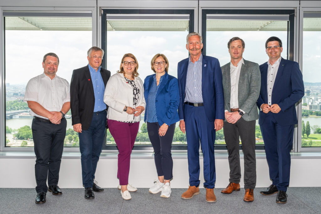 Robert Römer (Initiative Tierwohl), Rüdiger Sachsenhofer (AMA-Marketing), Christina Mutenthaler-Sipek (GF AMA-Marketing), Gabriela Kritsch (Berger), Karl Feichtinger (Wech), Leon Cuypers (Vion), Lorenz Mayr (Aufsichtsratsvorsitzender AMA-Marketing). Bild: AMA-Marketing/Meyer