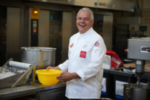 Bundesinnungsmeister Leo Jindrak in seinem Element: Der engagierte Konditormeister steht nicht nur für handwerk- liche Qualität, sondern auch für gelebte Freude am Beruf.© Henry Gasselich