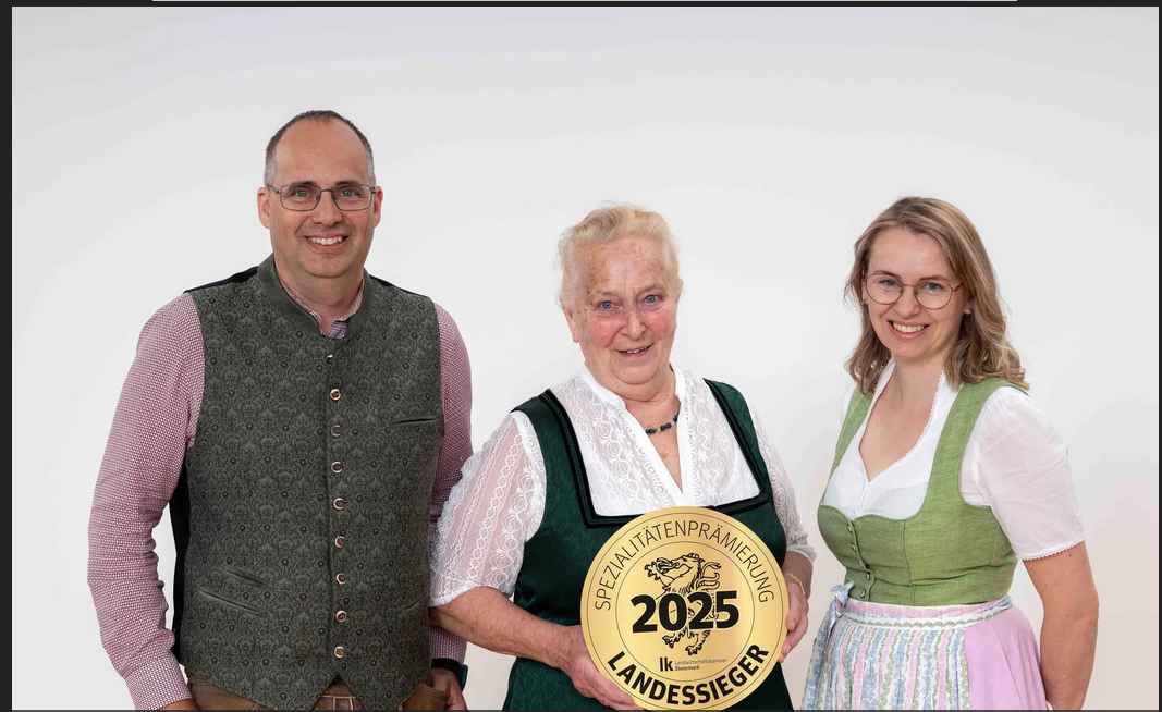 Franz, Matilde & Claudia Topper vom Buschenschank „Topper” aus Sr. Veit siegten mit ihrem Kochschinken. © © LK Steiermark / Kristoferitsch