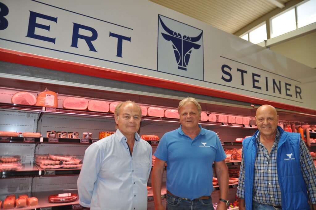 Die Firma Steiner zählt zu den Mietern der ersten Stunde im Fleischmarkt Wien f-eins. Im Bild (v. l.): Gesellschafter Franz Grögl sowie Andreas und Herbert Steiner. (Bild: HaRo)