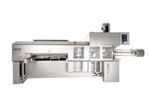 Clippen, Schlaufen setzen und positions- genaues Aufängen in einem System: Der FCHM-MB vereint drei Schritte in einer kompakten Lösung – ideal für kleinere und mittlere Chargen, hygienisch, e!ffizient und bedienerfreundlich..© Beigestellt