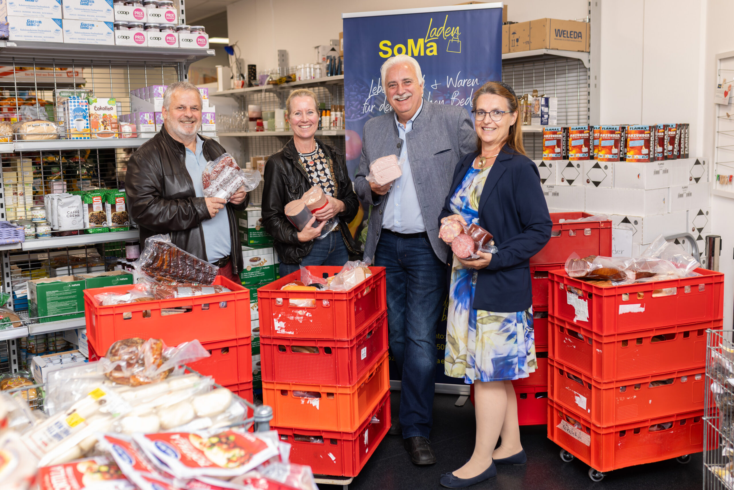Soziales Engagement beim IFFW: Anka Lorencz und Raimund Plautz übernahmen persönlich die Übergabe der gespendeten Produkte und brachten sie an Caritas, Soma und Hilfswerk. (Bild: LMAk)