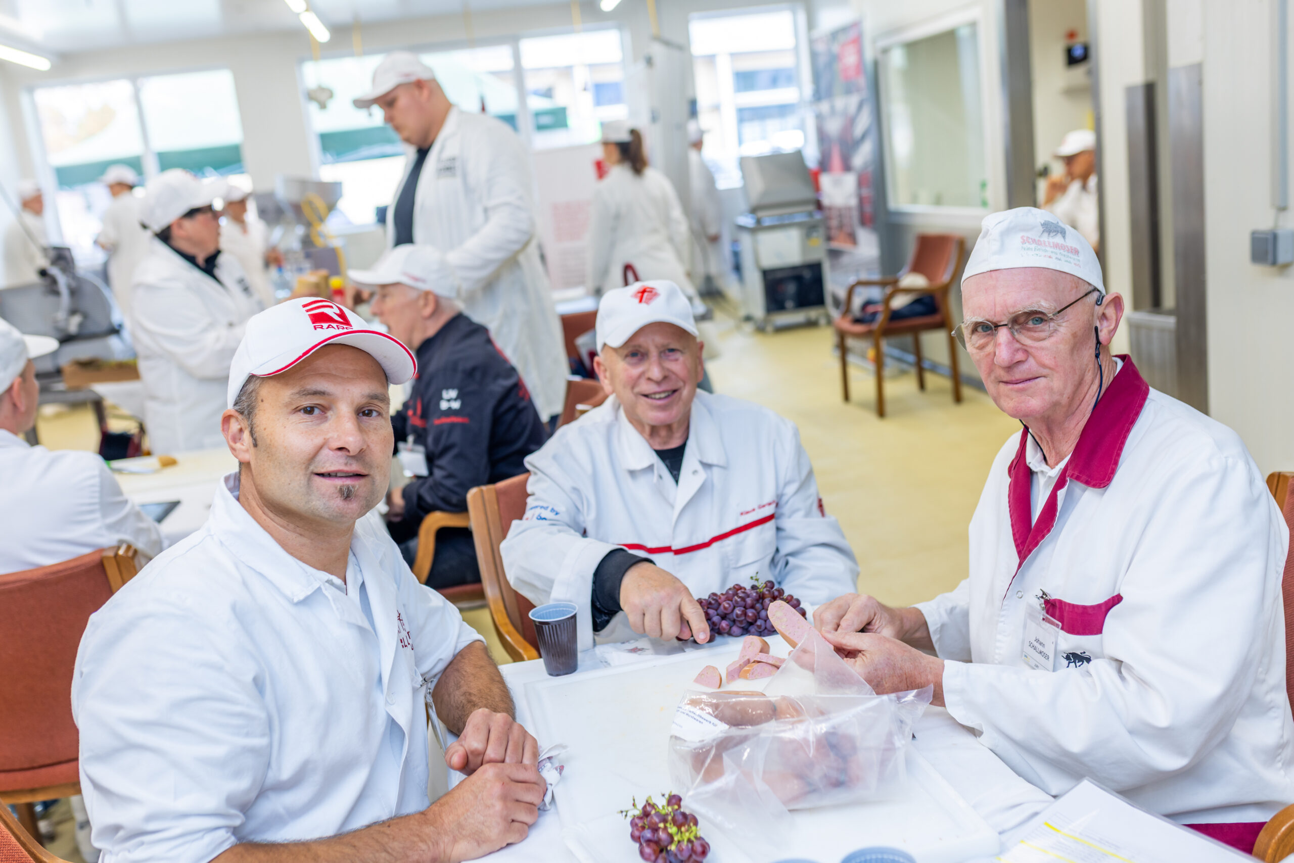 International besetzte Jury: Helmut Gruber (LLA Rotholz, Tirol), Fleischermeister Johann Schallmoser aus Eggelsberg und Klaus Gerlach (Berlin). Bild: LMAk/Der Handler