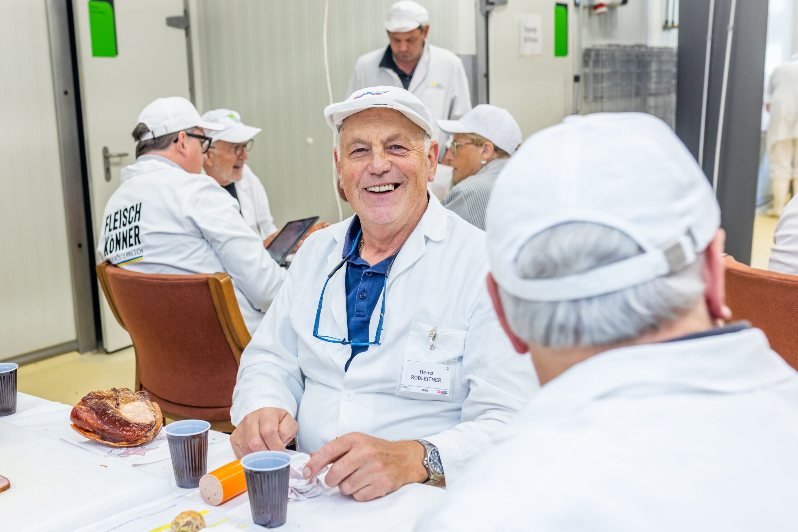Heinz Rödleitner, ehemals Fleischermeister bei Interspar, zeigt sich sichtbar zufrieden. Bild: LMAk/Der Handler