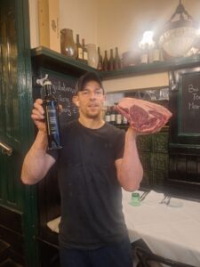 Johannes Pruscha, Küchenchef des Appiano: Mit handwerklicher Präzision bereitet er im Alleingang Klassiker wie Kalbszunge zu, hier mit einem rohen Steak, bereit für den perfekten Braten – und natürlich mit Qualität vom Höllerschmid. Alle Informationen: www.appiano-dasgasthaus.at. © Beigestellt