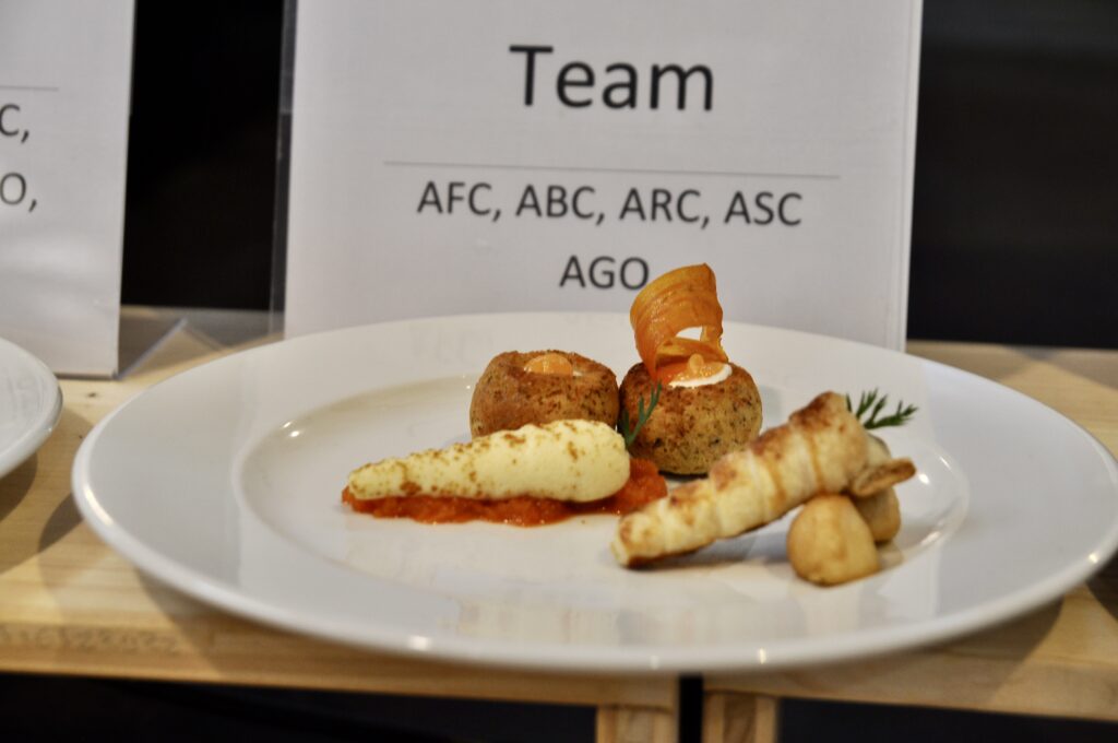 Erster Gang bei den Grillmeisterschaften: eine kreativ zubereitete Karotte als vegetarischer Aufakt, ergänzt durch eine Vitamin- und eine Sättigungsbeilage. © HaRo