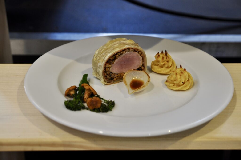 Zweiter Gang bei den Grillmeisterschaften: ein saftiges Schweinefilet vom „Vulkanland Schwein“, raffiniert kombiniert mit einer Vitamin- und einer Sättigungsbeilage. © HaRo