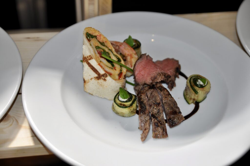 Dritter Gang und auch Königsdisziplin bei den Grillmeisterschaften: ein raffiniertes Surf-& Turf-Gericht aus Rindfleisch (Chuck-Roll und Spider-Steak) sowie Wildfanggarnelen, perfekt abgerundet mit einer Vitamin- und einer Sättigungs- beilage. © HaRo