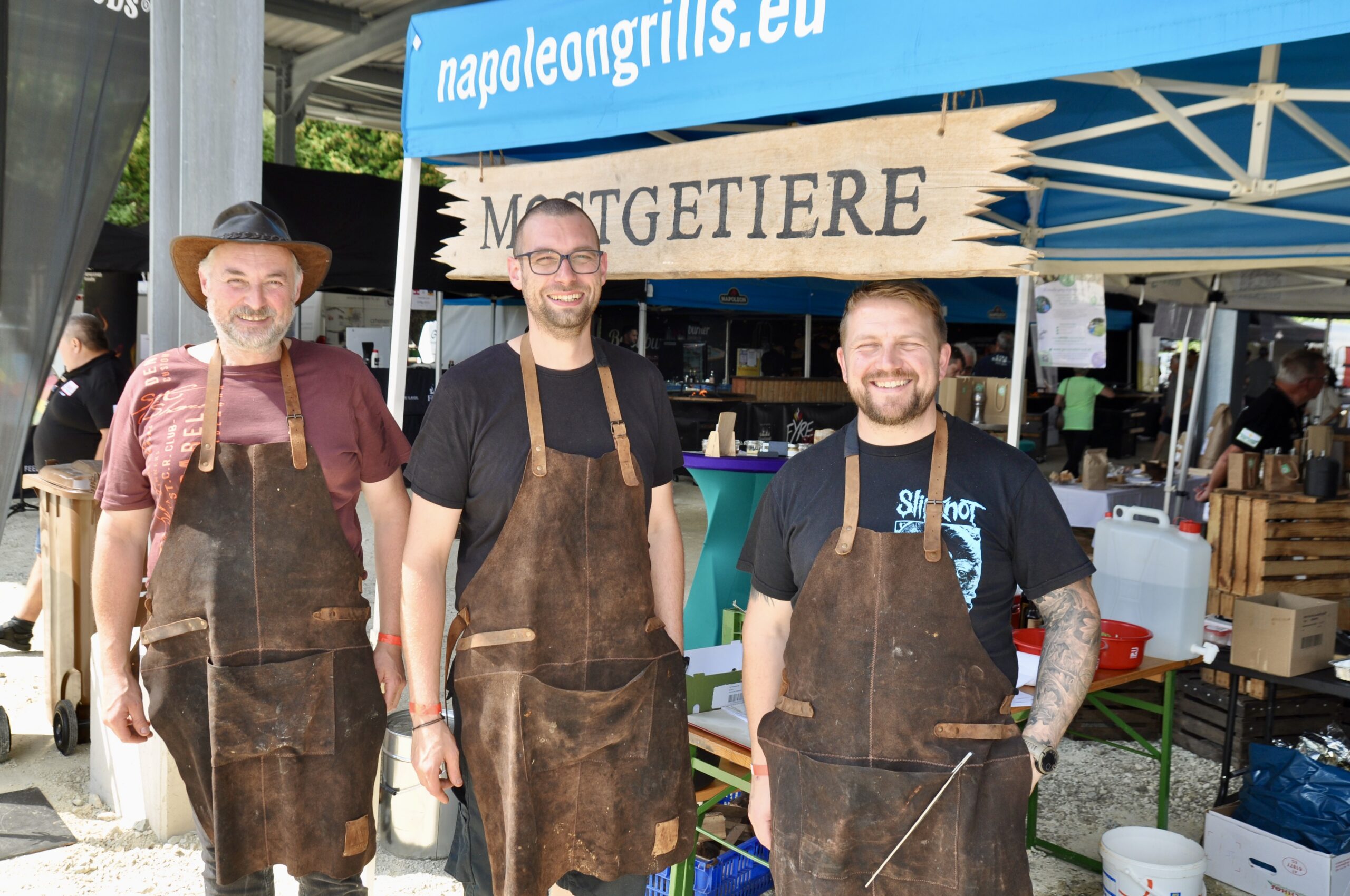 Erstmals in Kaindorf dabei waren die „Mostgetiere“: Fleischermeister Gerald Fahrnberger von Tann-Spar St. Pölten, Fleischergeselle und Wirt Gregor Fahrnberger und Michael Grubner von der Fleischwerkstatt Grubner in Kirchdorf an der Pielach. © HaRo