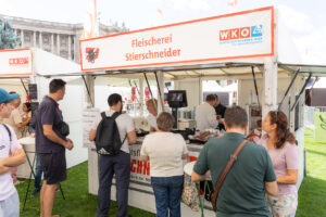 Andrang auf dem Heldenplatz: Beim Stand der Pferdefleischerei Gumprecht bildeten sich lange Schlangen. © Harald Klemm